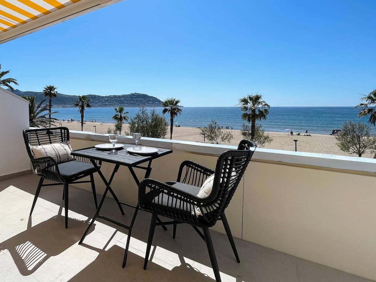 Foto 7 von 36: ¡Encantador apartamento en alquiler en Roses, Costa Brava! A 0 metros de la playa. Disfruta de la piscina comunitaria y las vistas al mar.
