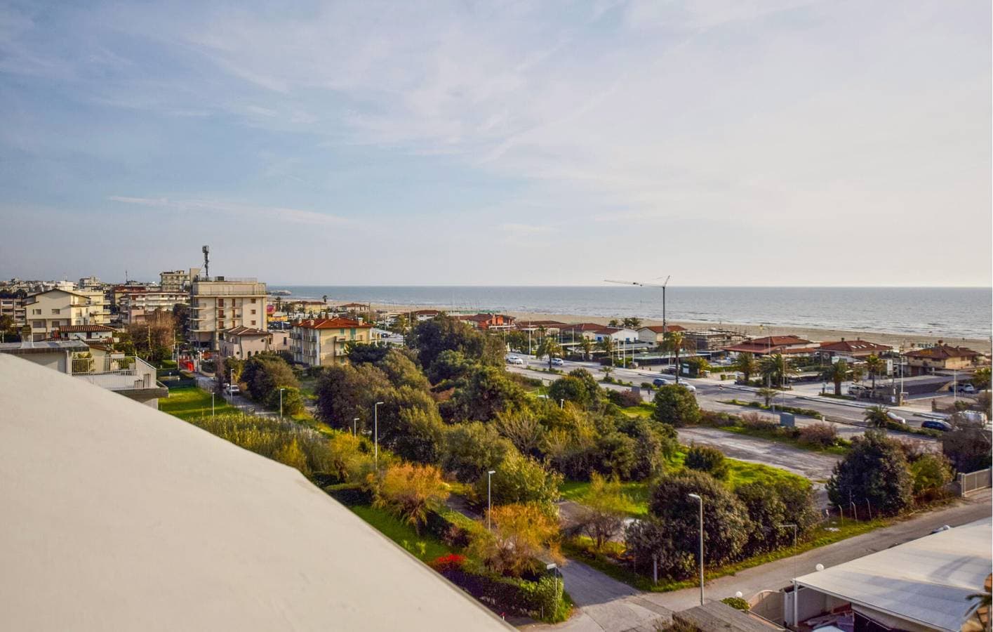 Foto 13 von 21: Wohnung mit Meerblick, Parkplatz, AC und Internet in der Nähe von Bagno Palazzo della Spiaggia