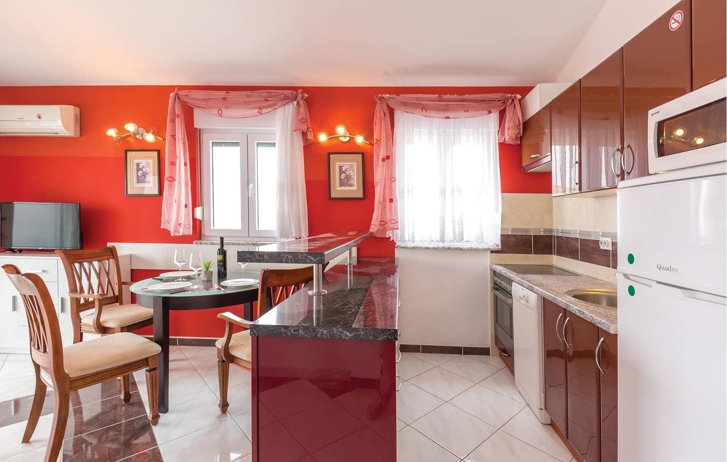 Foto 6 von 22: Urlaub am Meer: Modernes Apartment mit Terrasse, Parkplatz und WLAN in Makarska