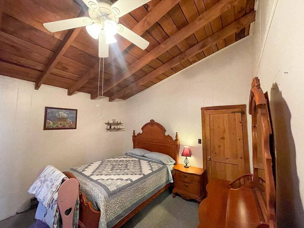Foto 4 von 13: Cabins In The Pines Unit 4-Motorcycle Friendly-Wood Fireplace - Covered Porch