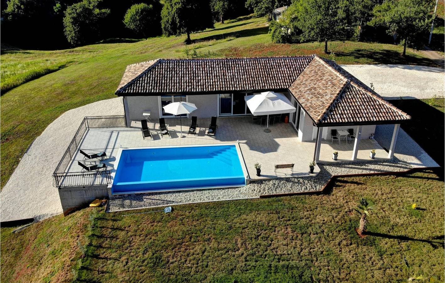 Foto 11 von 58: Geräumige 128 m² große Wohnung mit Pool, WLAN, Klimaanlage und Parkplatz