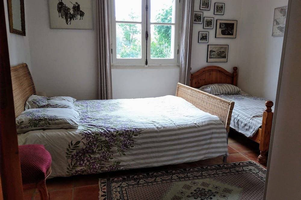 Foto 2 von 30: Charming Villa, 15 km from NiCE Moyenne Montagne With View And Swimming Pool