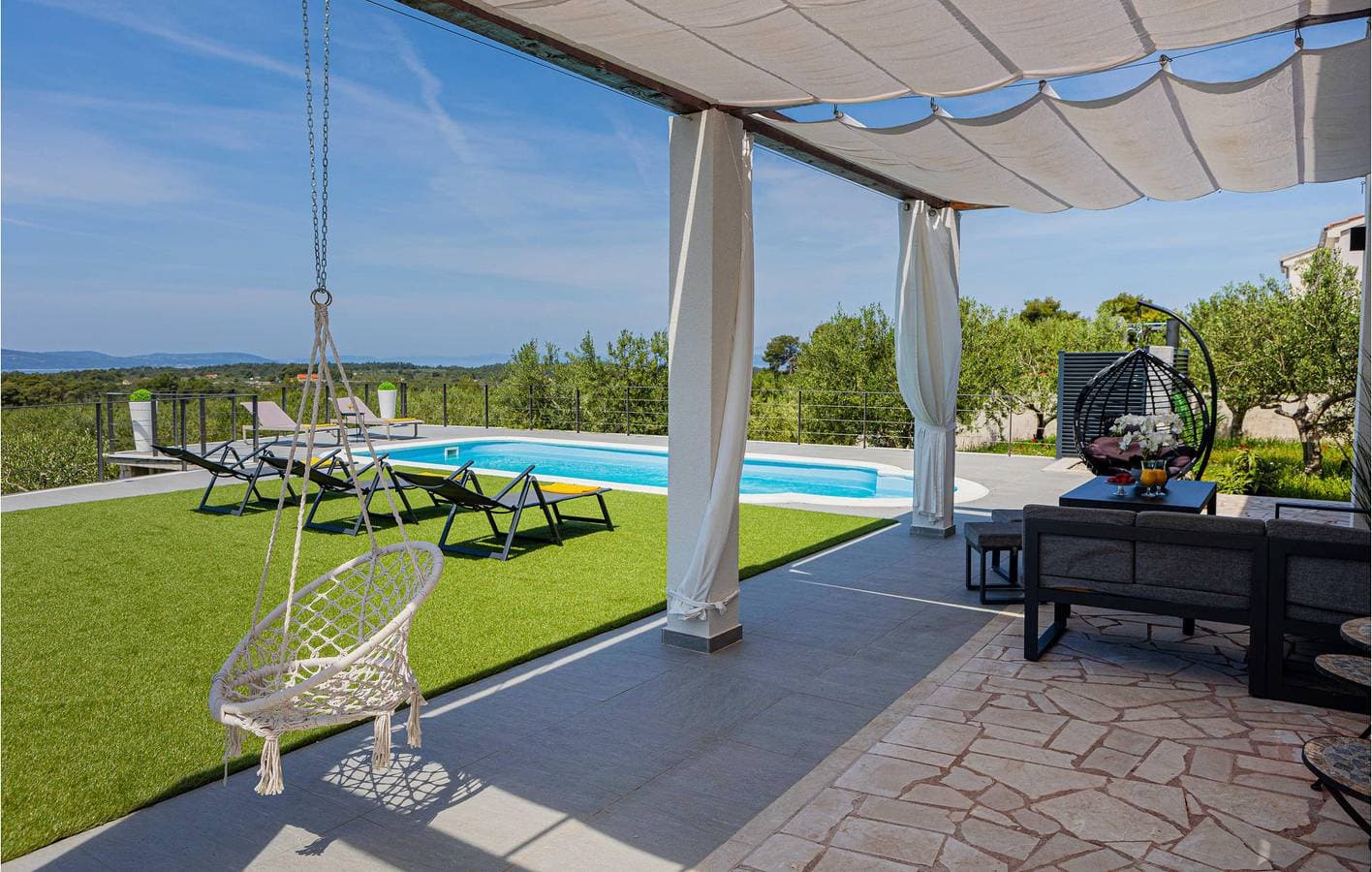 Foto 7 von 35: Nur 2 km vom Strand entfernt: Gemütliche Ferienwohnung mit Pool und moderner Ausstattung