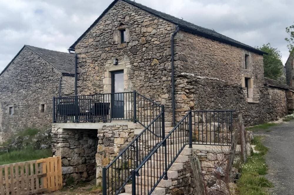 Le P'tit Pelet, a house in the heart of the rocks 1