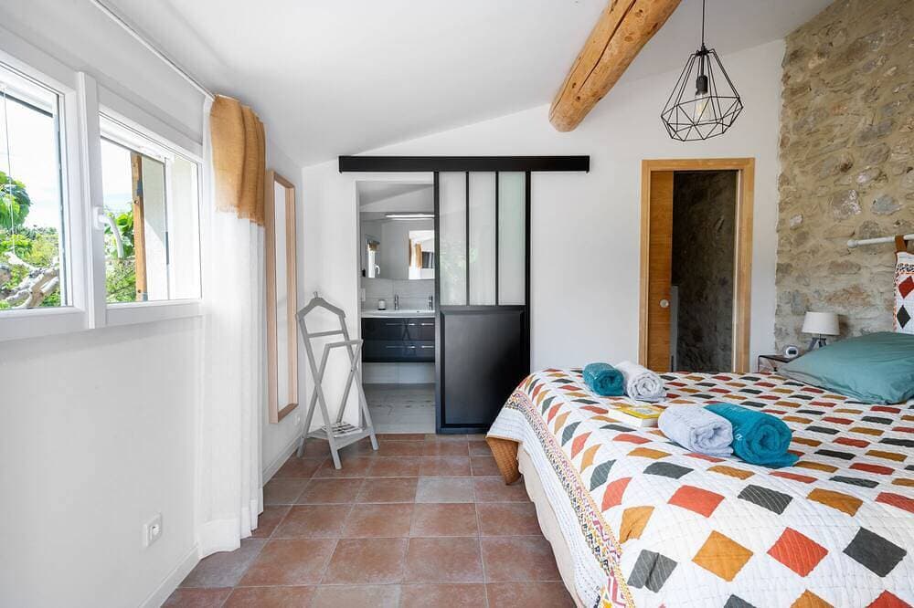 Foto 2 von 29: Einzelzimmer-Le Ventoux-Komfort-Ensuite mit Bad-Blick auf die Landschaft