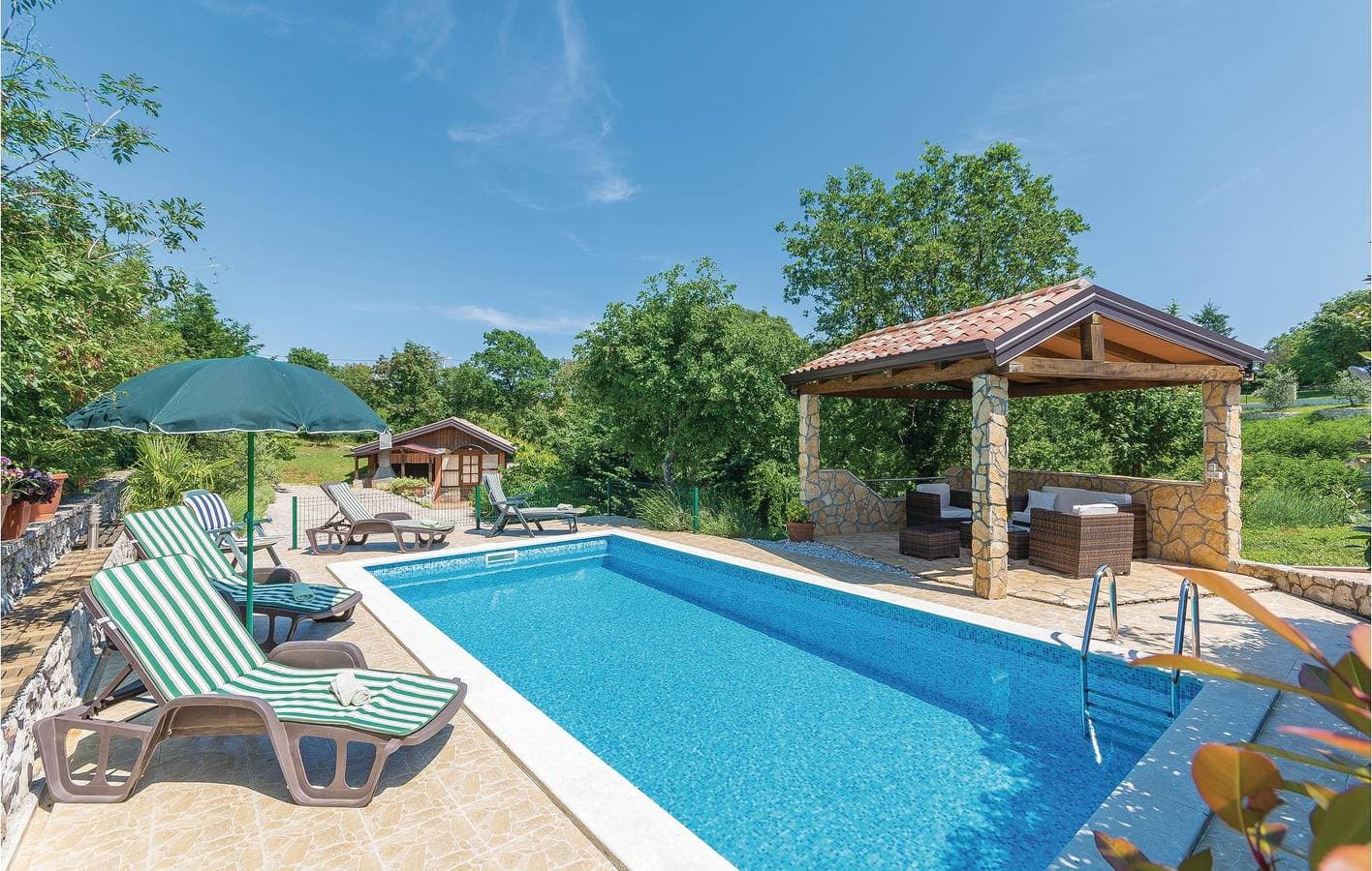 Foto 10 von 35: Geräumige 130 m² große Wohnung mit Pool, WLAN und Parkplatz in der Nähe von Sehenswürdigkeiten