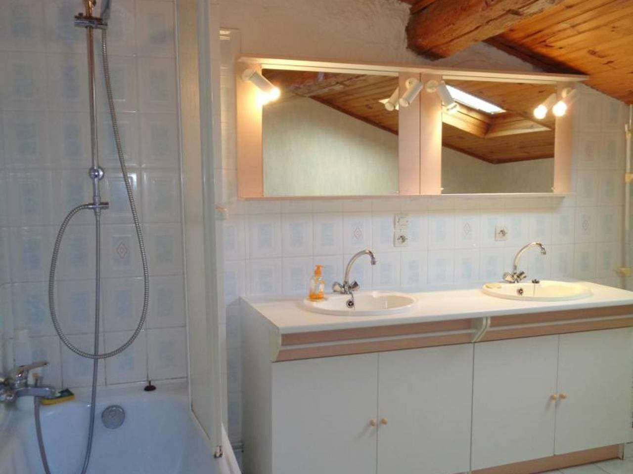 Foto 11 von 17: 132 m² großes Ferienhaus mit Kamin und Garten in Renaison