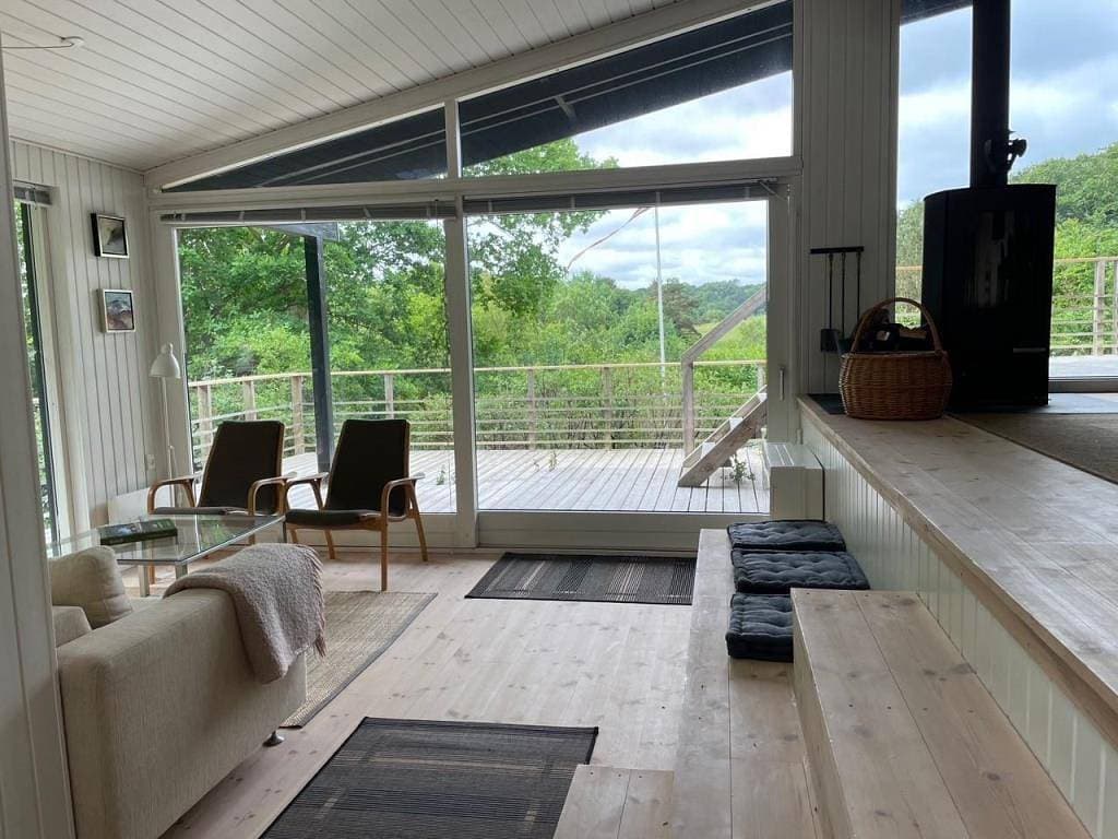 Foto 7 von 22: Ferienhaus auf hohem Naturgrund mit Blick auf Wald- und Naturlandschaft bei Femmøller