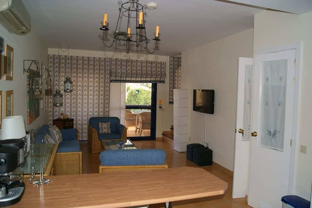 Foto 11 von 24: Very spacious bungalow with terrace, sea views, community pool and jacuzzi.
