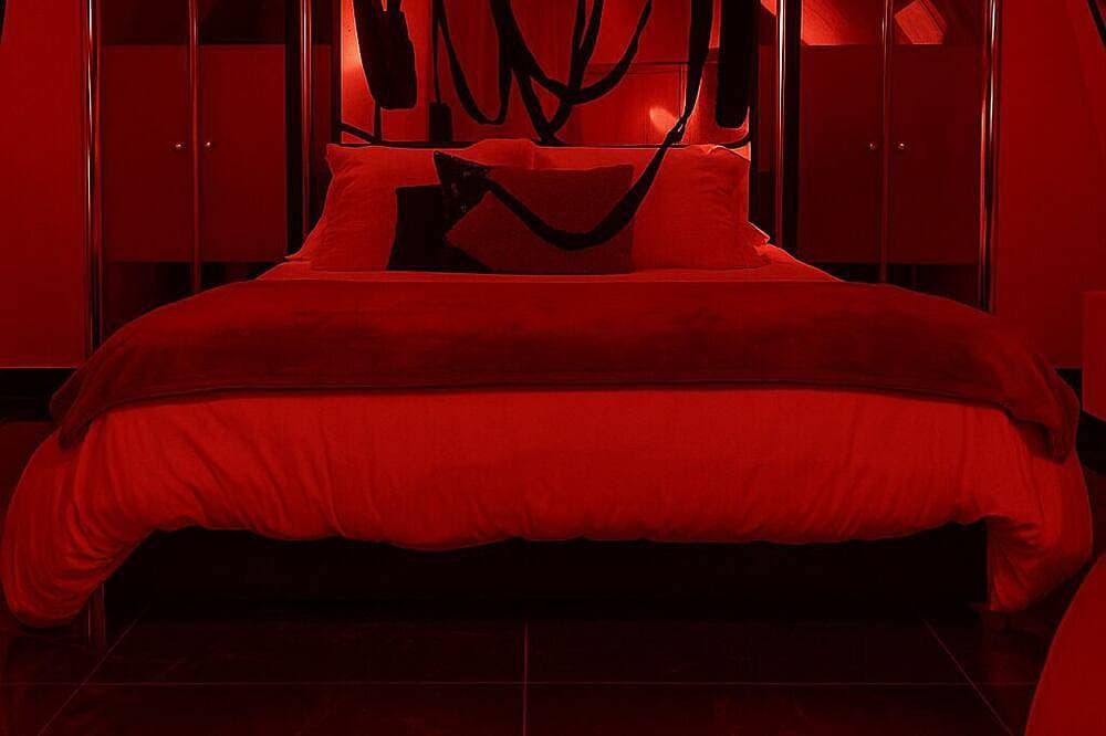 Foto 2 von 5: La suite miroir, La suite miroir, love room with jacuzzi between Aix and Marseille.
