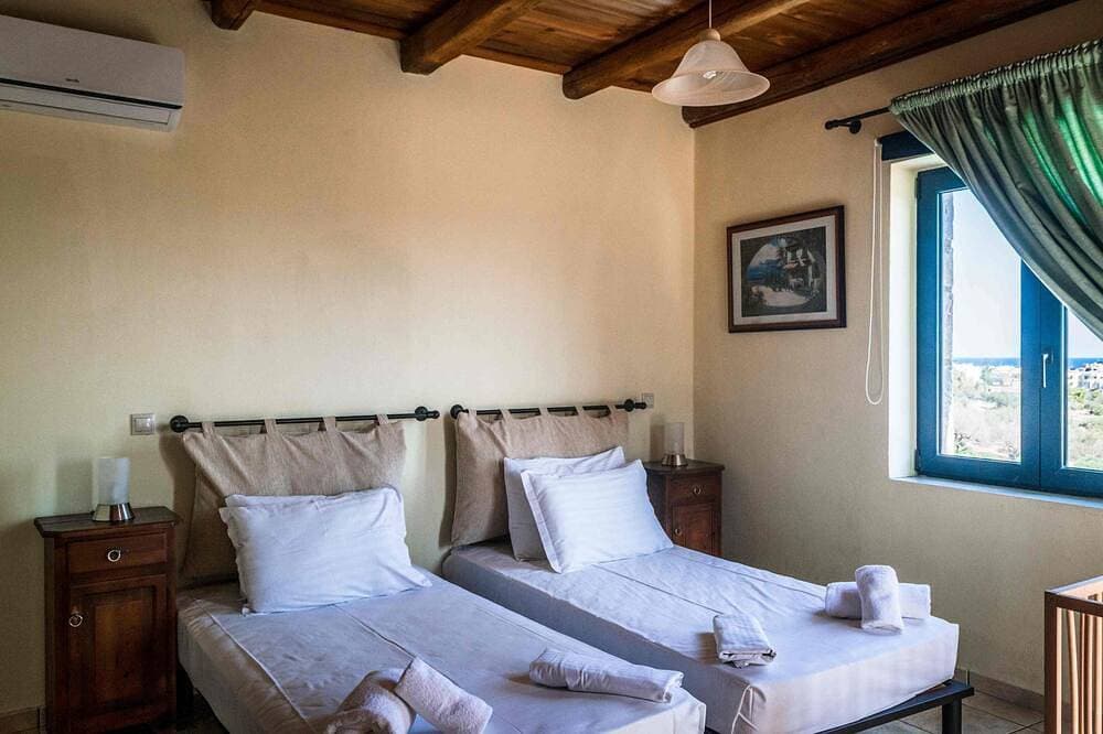 Foto 6 von 30: Niriides Villas | Irida | Villa 2-bedrooms with private pool
