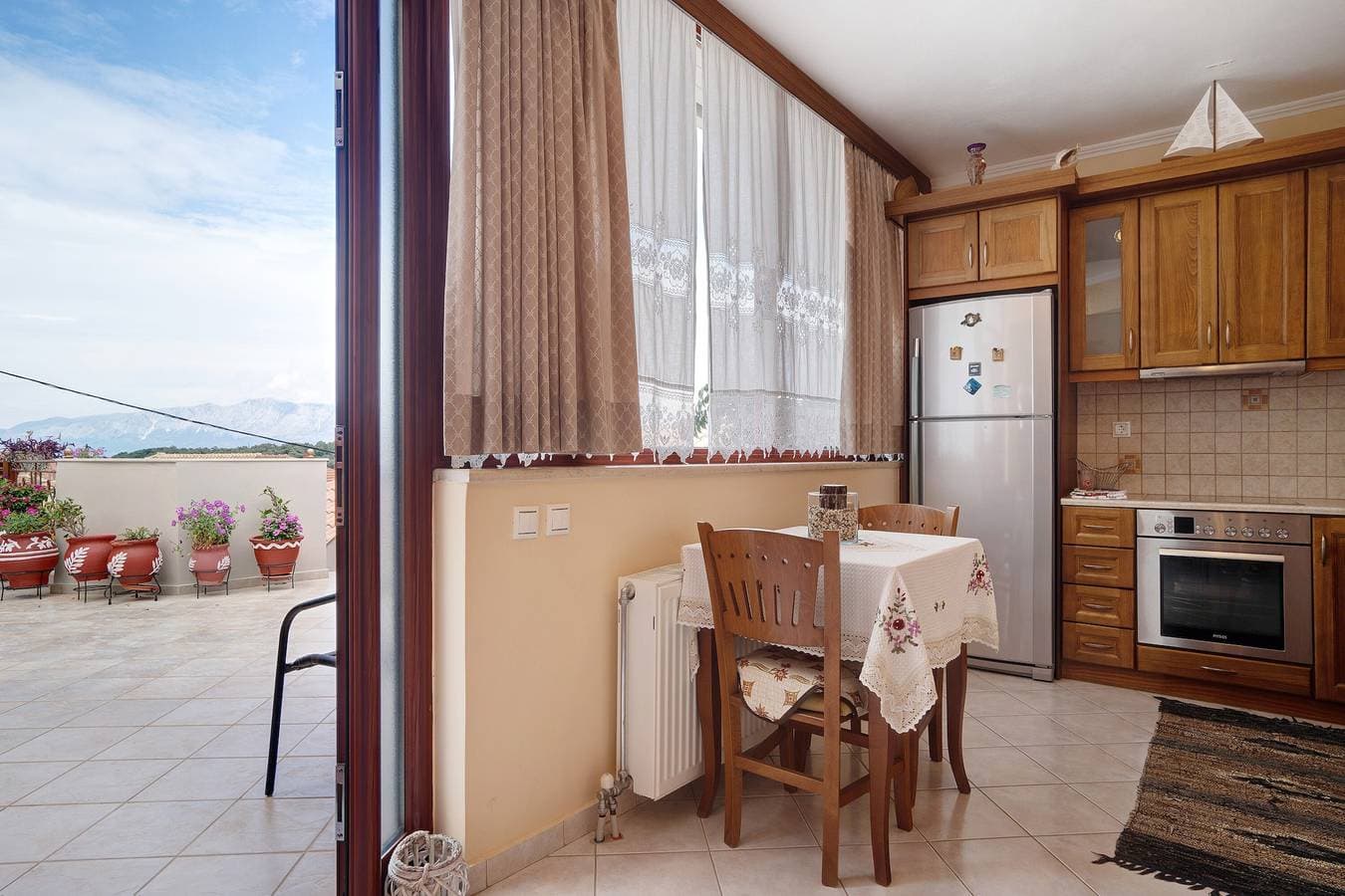 Foto 4 von 23: "Lakis Apartment" mit Meerblick, Garten, Terrasse und WLAN