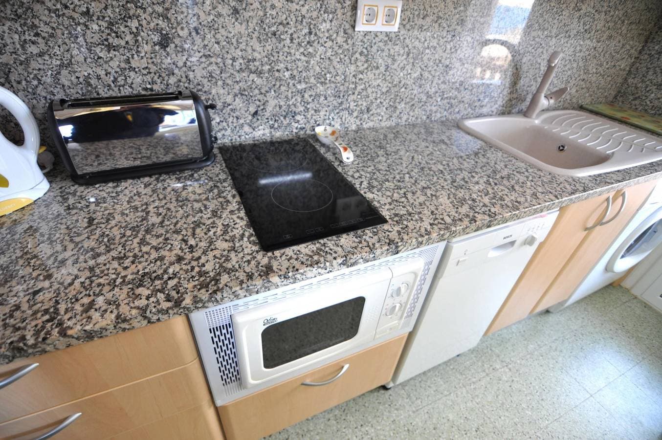 Foto 12 von 38: Charmante Wohnung zur Miete in Roses, Costa Brava! Ideal für 5 Personen, nur 10 Meter vom Strand entfernt. Buchen Sie jetzt!