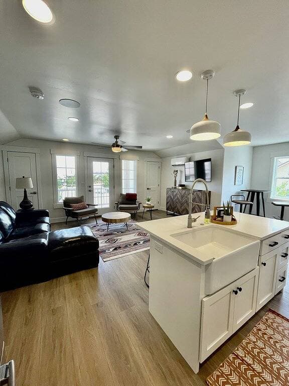 Foto 12 von 48: Casita Retreat Apt: full kitchen, Sleeps 2, near Sand Hollow, Zions, & St George