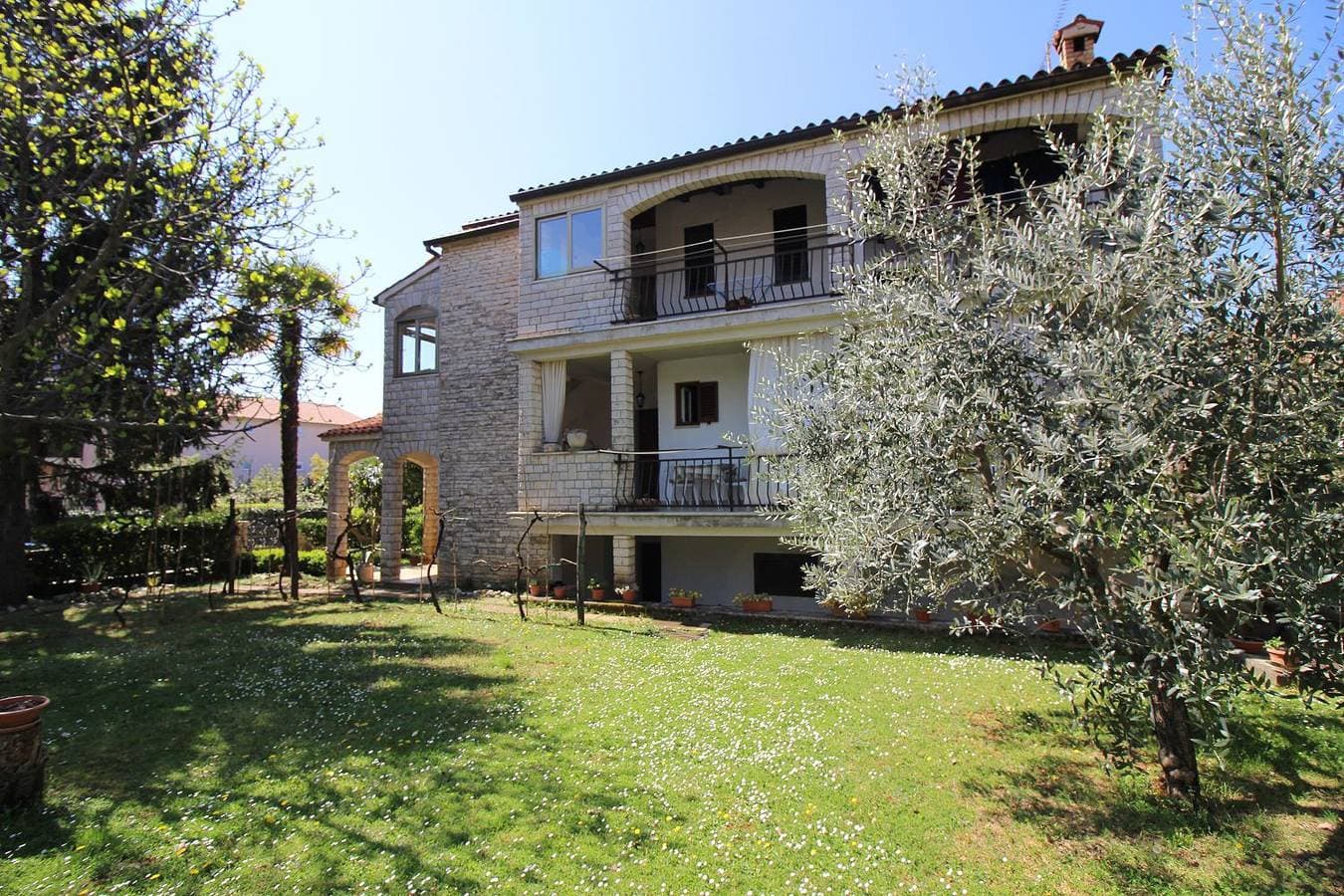 Foto 3 von 16: Komfortables Apartment wenige Minuten zur Altstadt von Porec und zum Strand mit Garten