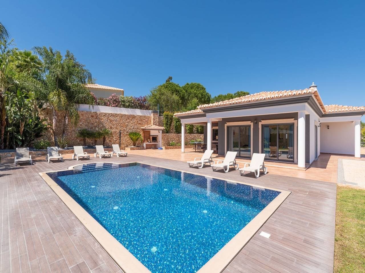 Foto 2 von 34: Spacious Albufeira  Villa | 4 Bedrooms | Villa Avos De Parra | Air Conditioned Bedrooms | Private Setting
