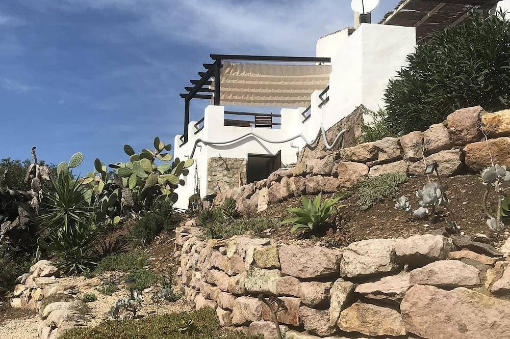Foto 9 von 30: Typisches kleines Haus von San Pietro mit Blick auf die Landschaft und das Meer, ein maurischer Wachposten