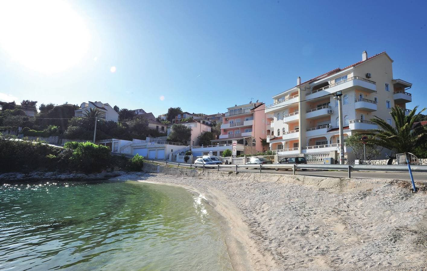 Urlaub am Meer: Gemütliche Ferienwohnung mit Terrasse und WLAN, 600 m vom Strand Uvala Bočići entfernt 1