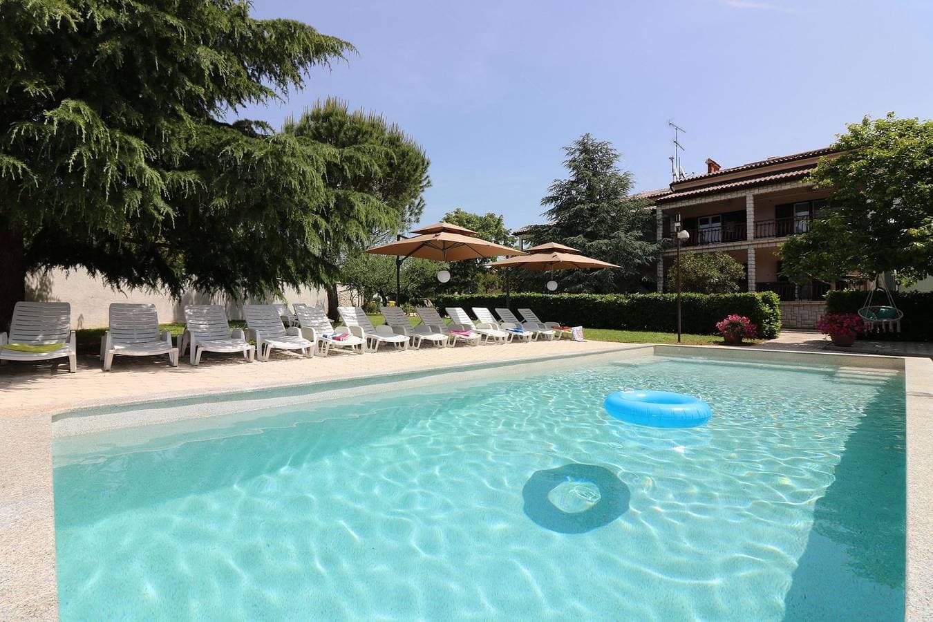 Besonderes Apartment mit Pool, Babybett, Garten, Grill, Kinderspielplatz, Parkplatz 1