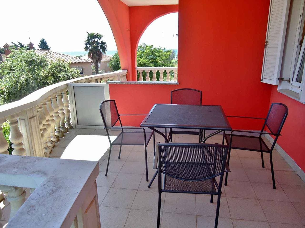Foto 2 von 15: Ferienwohnung mit Balkon und Meerblick