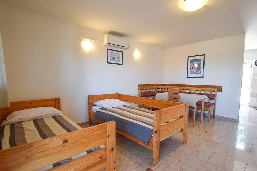 Foto 9 von 18: 1-Zimmer-Ferienwohnung mit Terrasse und Meerblick Banjol (Rab) A-14134-b