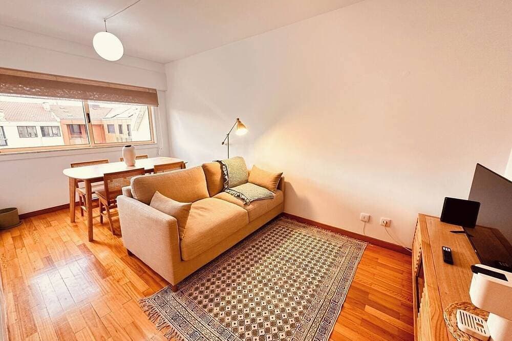 Luminoso e funcional, com sala confortável, cozinha equipada e quarto com... 1
