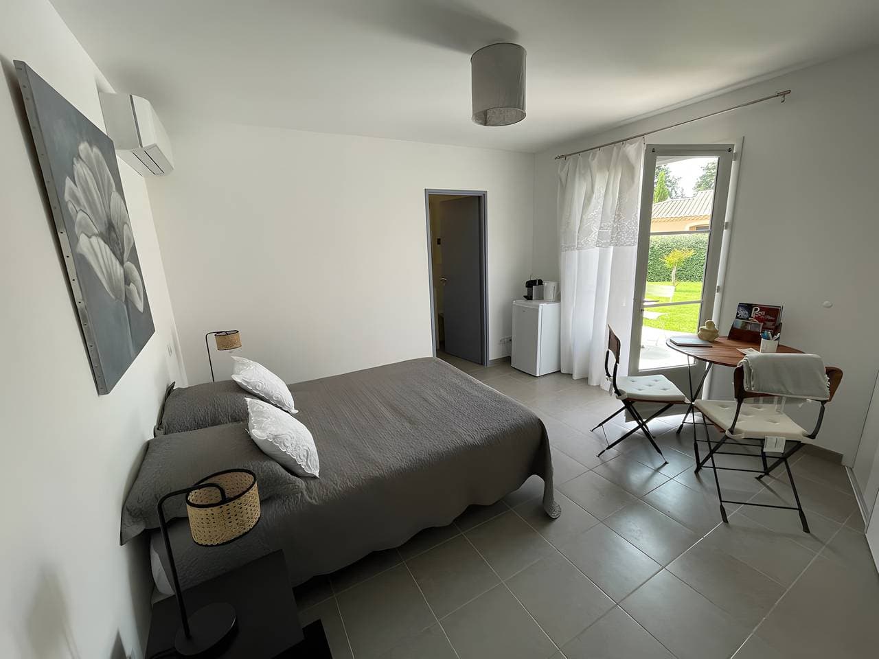 Foto 10 von 19: Bed and Breakfast 'Chambre Cézanne' mit Bergblick, Gemeinschaftspool und Klimaanlage