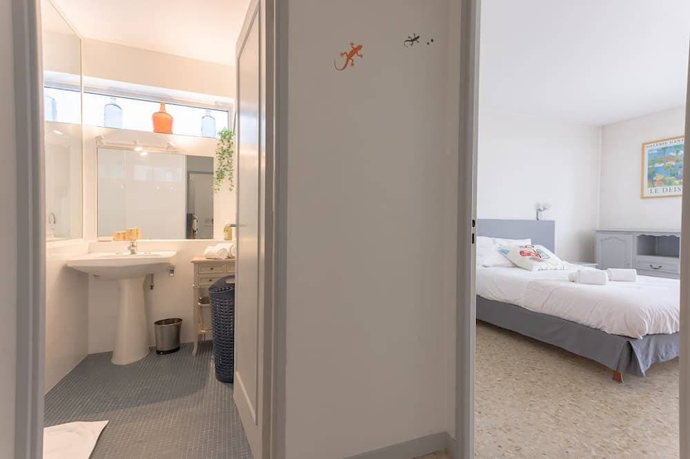Foto 10 von 30: Cannes beach 400 metres away, Spacious air-conditioned 2-bedroom apartment