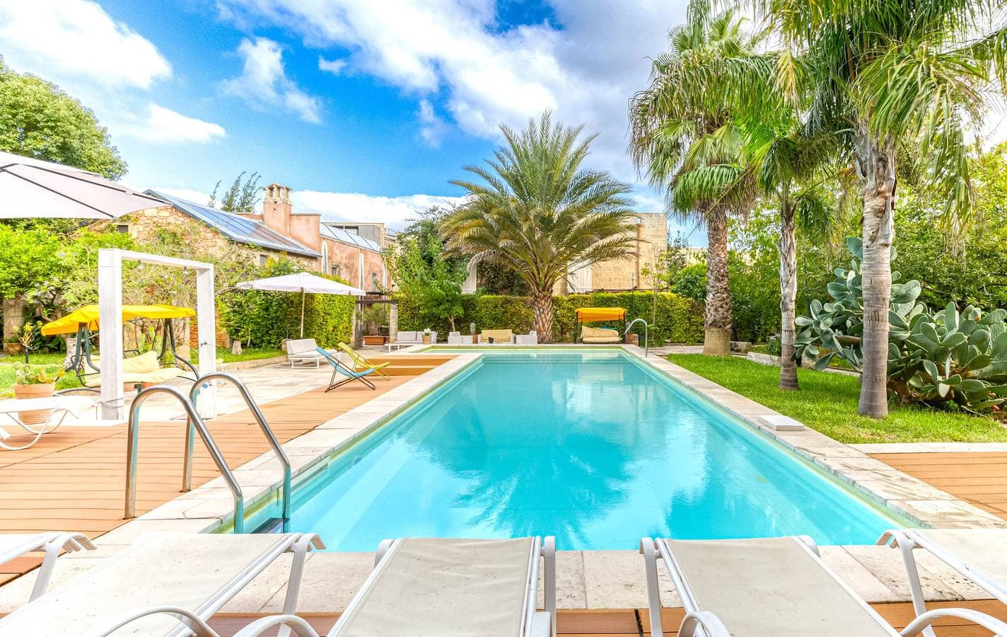 Historisches Haus mit Pool und mediterranem Park (A) 1