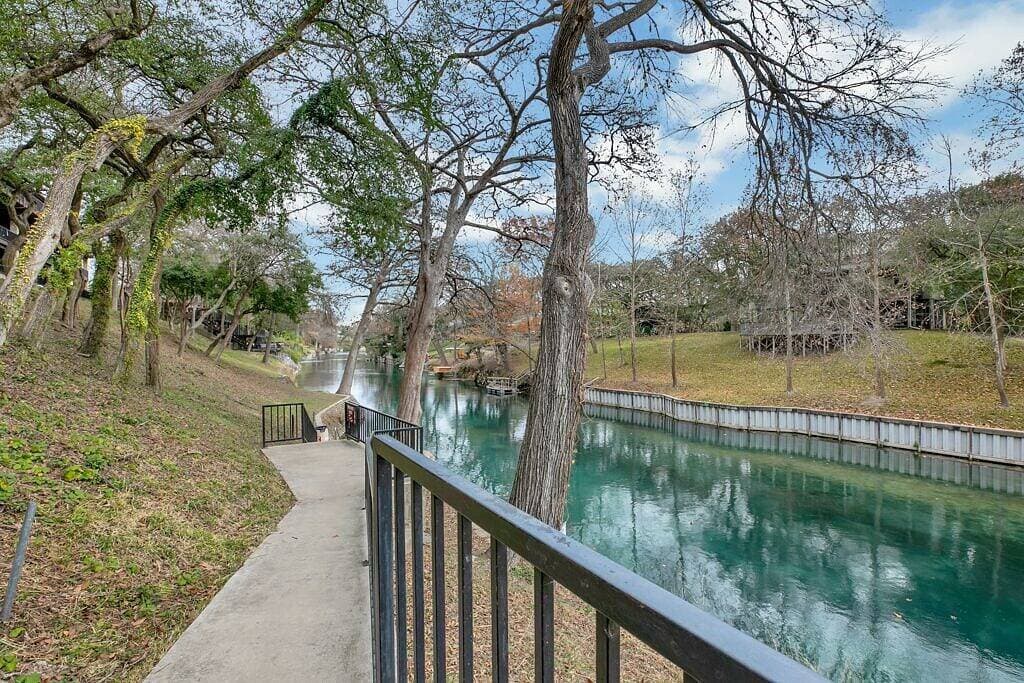 Foto 12 von 38: Das Float Inn. Schöne Wohnung mit Blick auf den Comal, gegenüber der Schlitterbahn