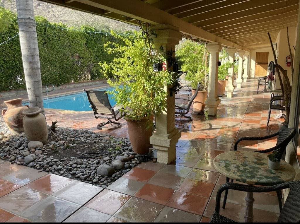 Foto 2 von 33: Room 5️⃣ studio in a boutique hotel with kitchen by the pool in downtown Ps