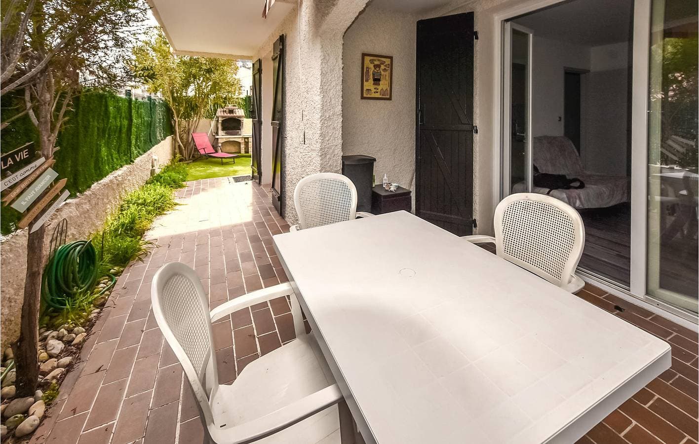 Foto 6 von 24: Abgeschiedene Wohnung mit Terrasse in Les Lecques - Parkplatz, Gefrierschrank, Internet