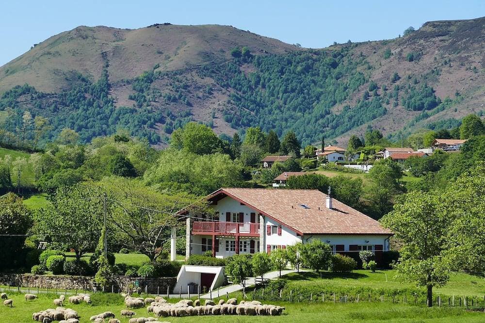 Foto 12 von 30: BaskoParadis I ÖkoFeWo I Bett 160 I Terrasse I Panoramablick I Garten I Esel