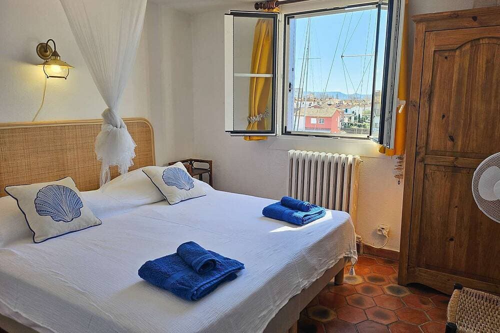 Foto 2 von 11: Apartment for 4 people in the heart of Port Grimaud – Canal views  et  Wi-Fi