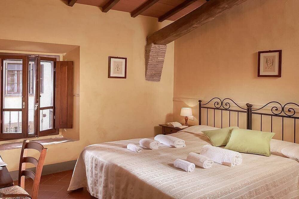 Foto 2 von 19: Casa Ramisia G: A characteristic and welcoming two-story ancient tuscan country house surrounded by a wonderful park, with Free Wi-Fi.