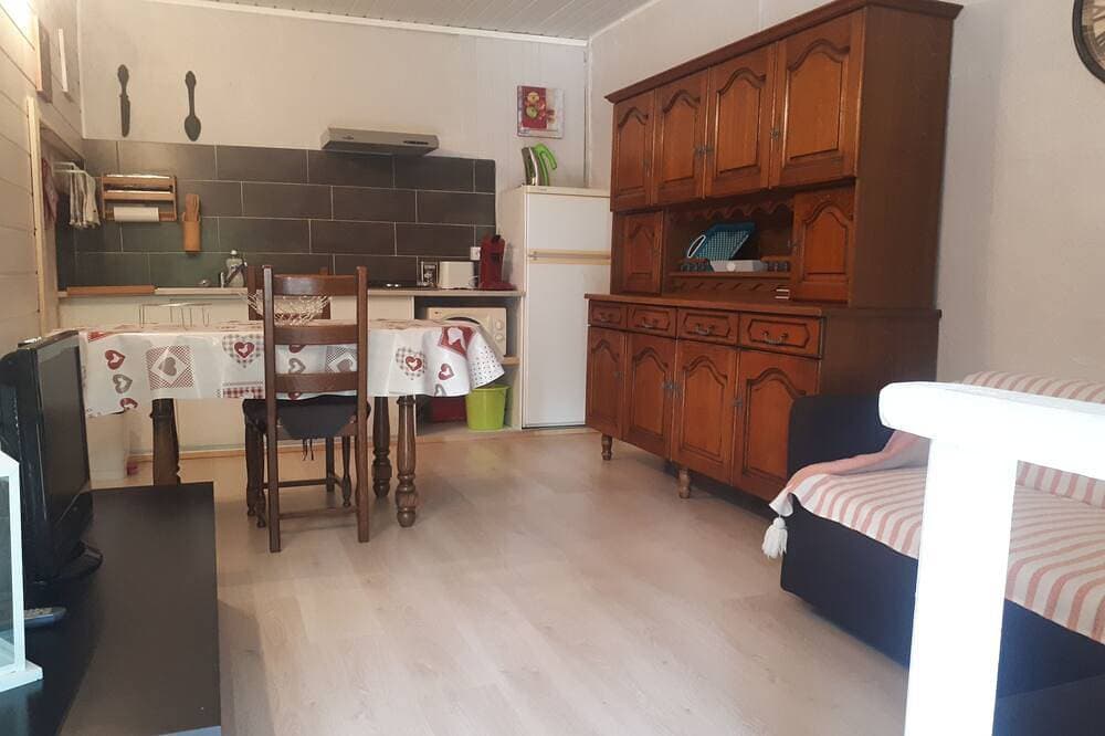 Foto 10 von 16: Hütte Rosmarin: in einem grünen unter der Mittagssonne entfernt.