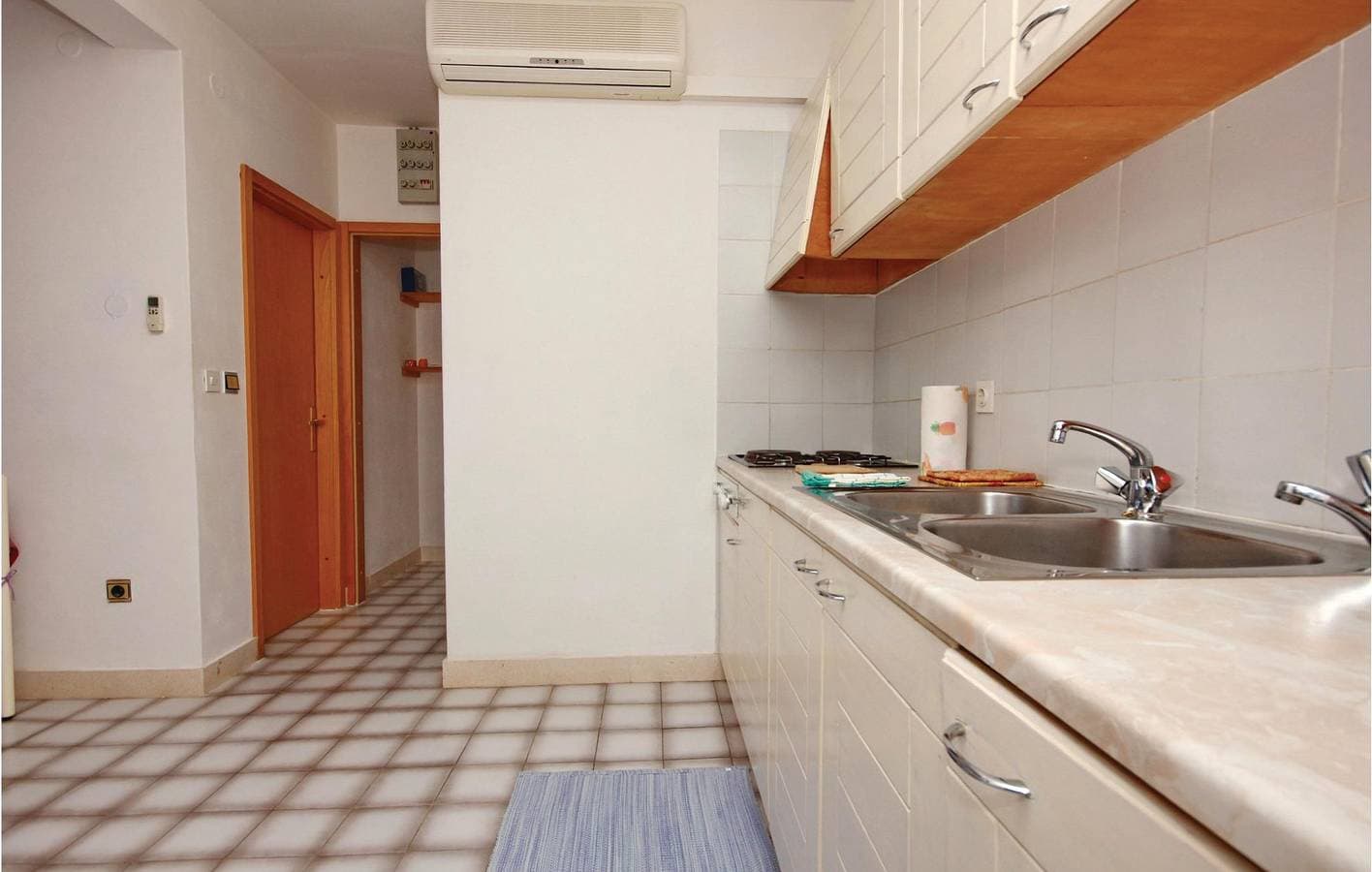 Foto 11 von 26: Gemütliche Ferienwohnung mit WLAN, Klimaanlage und Terrasse – 1000 m vom Strand Jabna entfernt