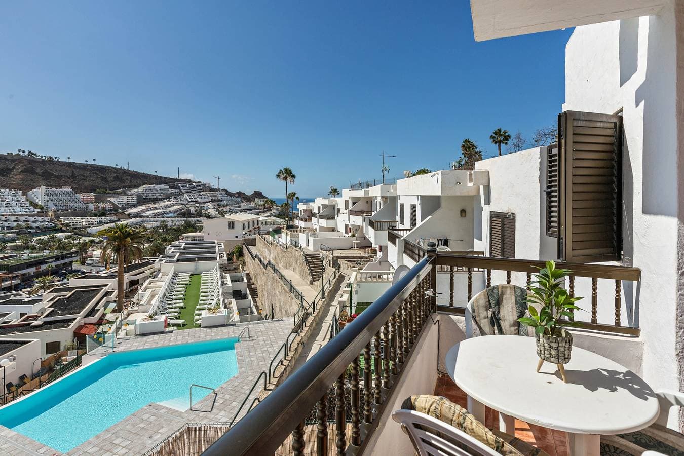 Foto 6 von 22: „Apartamento Cumana 2 – Poolblick“ mit Bergblick, Terrasse, Gemeinschaftspool und WLAN