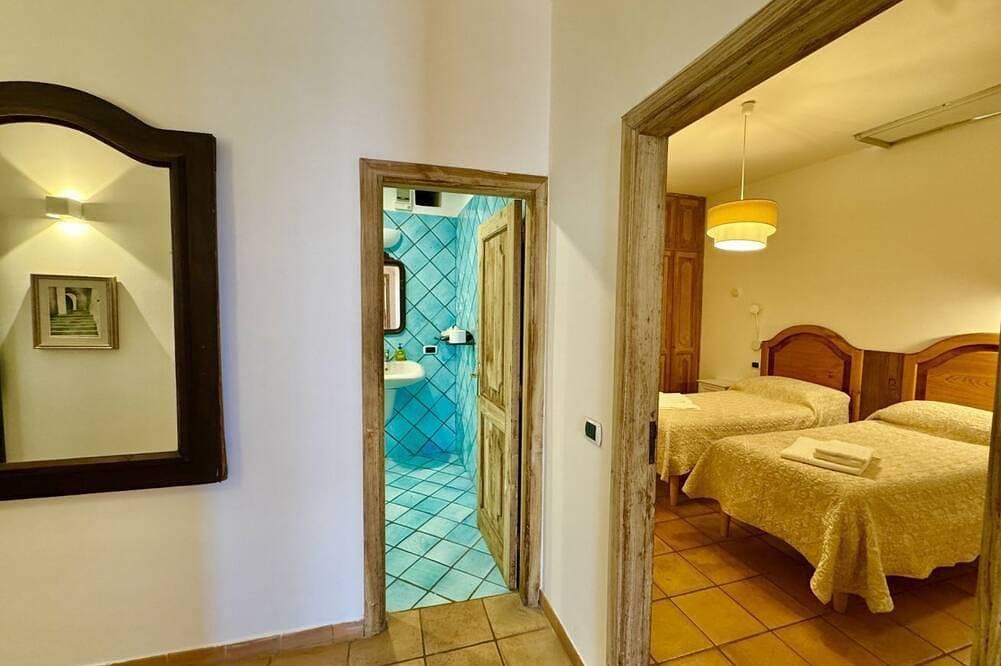 Foto 10 von 30: Casa Ella is a beautifully very spacious family home with a private parking for a medium car situated in the heart of the town of Praiano, Vettica side, close to most restaurants, bars and food stores of Praiano. Containing three comfortable and spacious