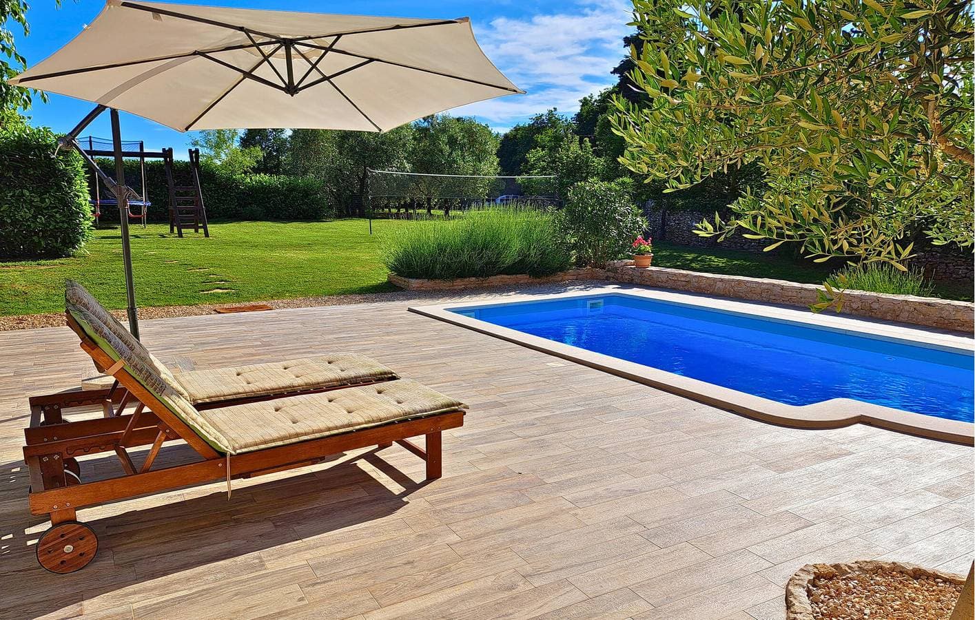 Foto 2 von 35: Moderne 2-Zimmer-Wohnung mit Pool und Terrasse in der Nähe des Stadtzentrums von Manjadvorci