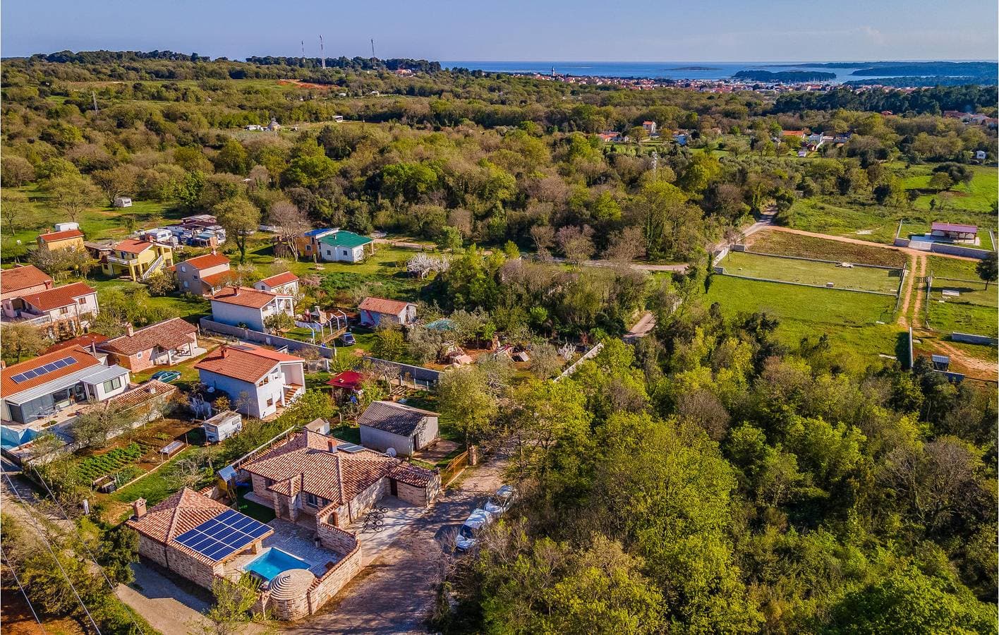 Foto 3 von 51: Gemütlich, 2 km von der Küste entfernt: WLAN, Pool und Terrasse in Ližnjan