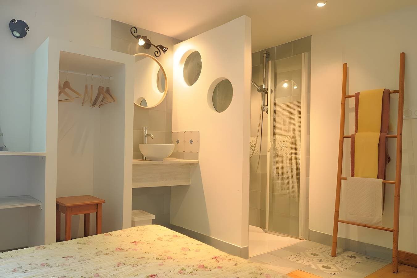 Foto 4 von 12: Ferienwohnung 'La Truite' mit privater Terrasse, Wi-Fi und Klimaanlage