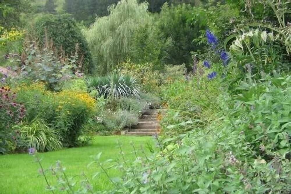 Foto 8 von 12: Unterkunft: restaurierte Mühle aus dem 15. Jahrhundert umgeben von einem wunderschönen 2 Ha großen Garten.