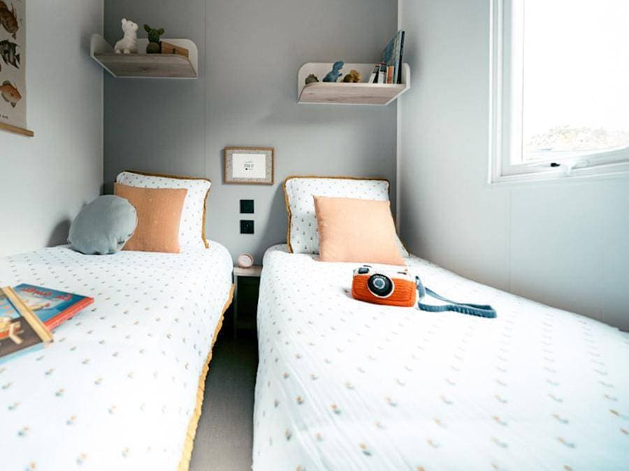 Foto 3 von 10: Camping Clair de Lune - Mobilheim 4 personen - Azur Sérénité 25 m² - 3 Räume - 2 Schlafzimmer - Klimaanlage