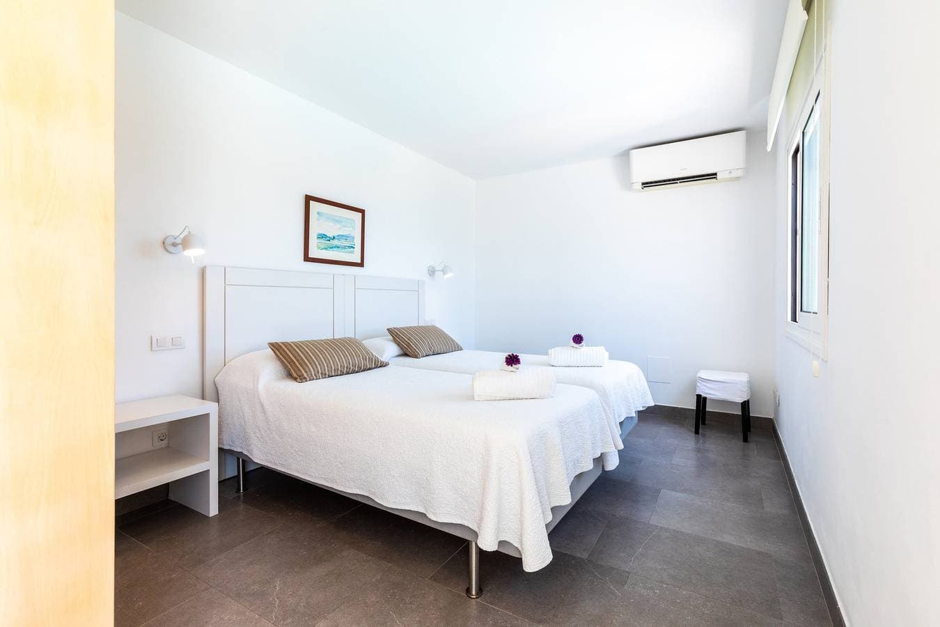 Foto 2 von 40: Deluxe Cala D'or Villa | Casa Morga | 4 Bedrooms | Distant Sea Views | Bright Interior