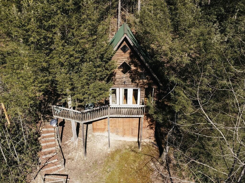 Abgeschiedene Hütte mit Seeblick und eigenem Wasserfall 1