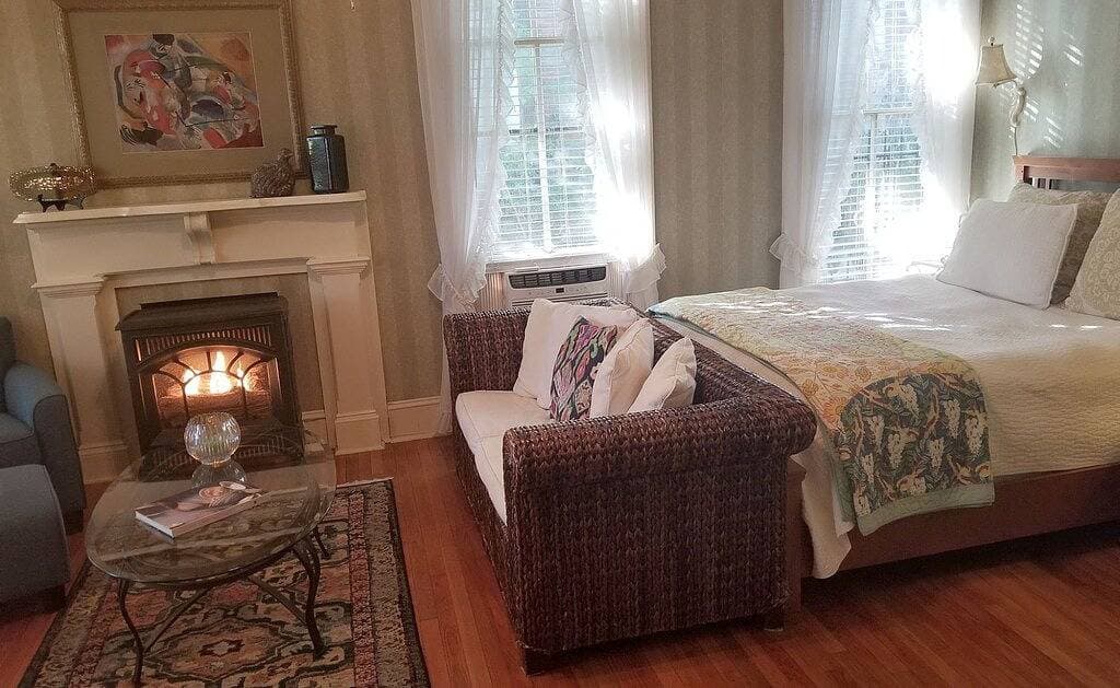 Foto 4 von 18: Private Garden, Jacuzzi Tub, Fireplace, In-Cottage Breakfast & Walking Distance to SoMa Are Just the Beginning!