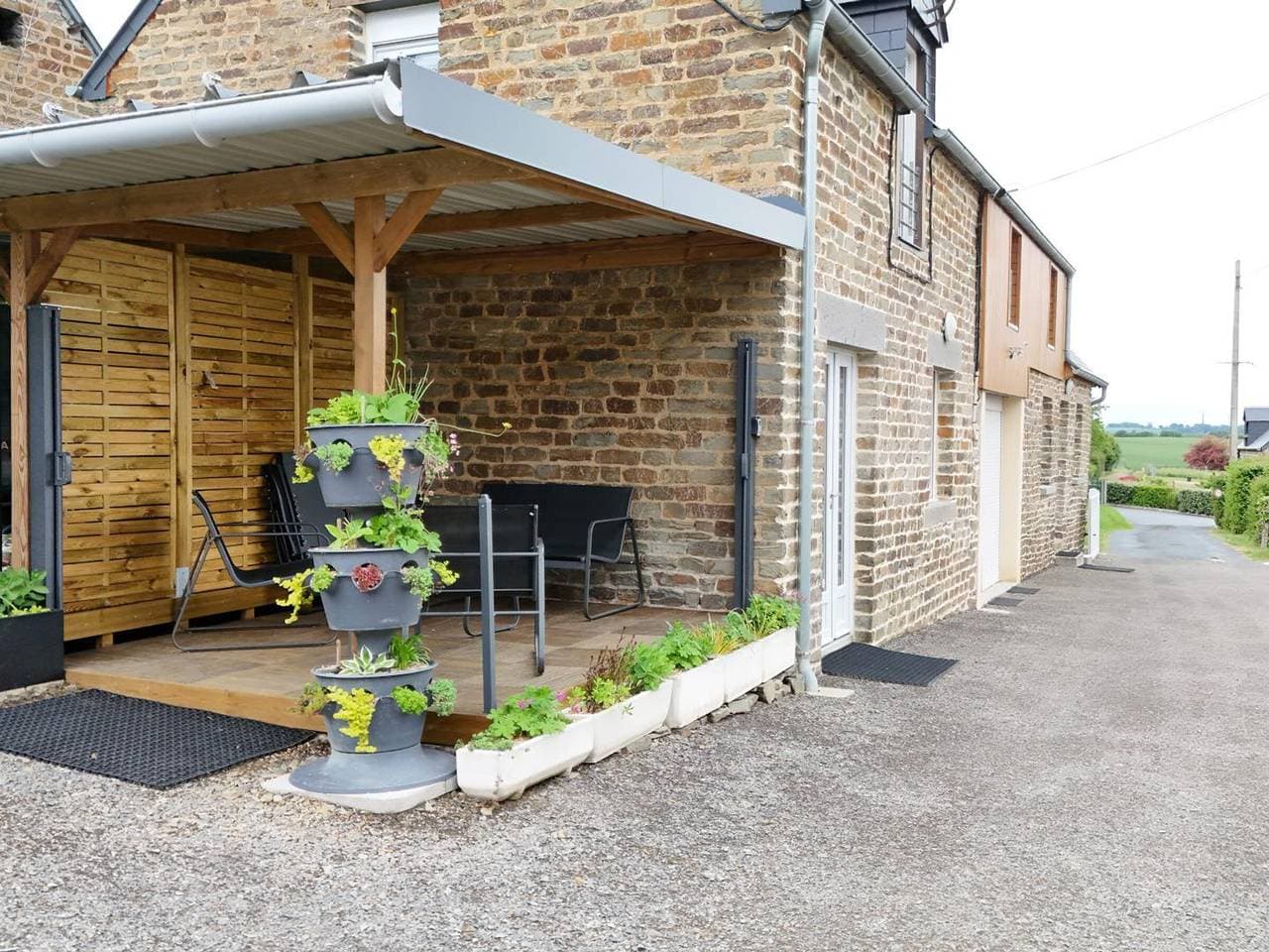 Helles renoviertes Ferienhaus mit Haustieren erlaubt, Parkplatz und WIFI in der Schweiz Normandie 1