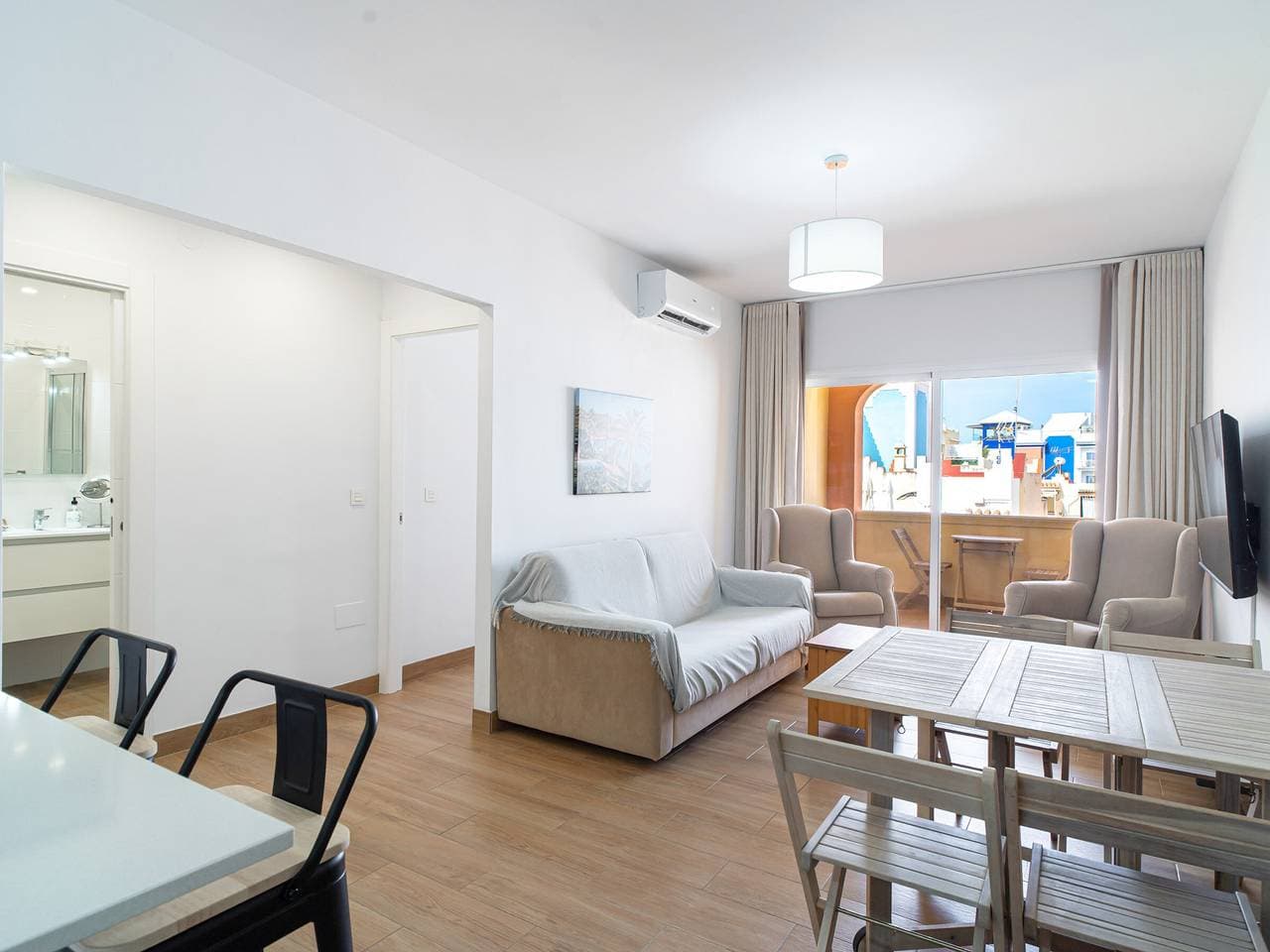 Foto 11 von 33: Renovierte Wohnung 100m vom Strand, 2 Schlafzimmer, Klimaanlage, voll ausgestattete Küche
