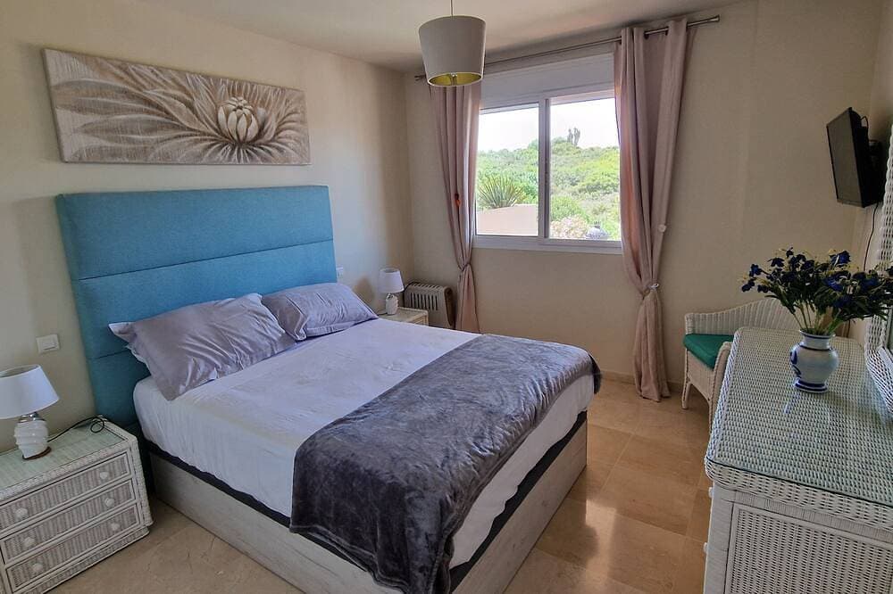 Foto 4 von 30: Stylish 2 bed 2 bath property on Duquesa Fairways , 2 terraces,  2 pools